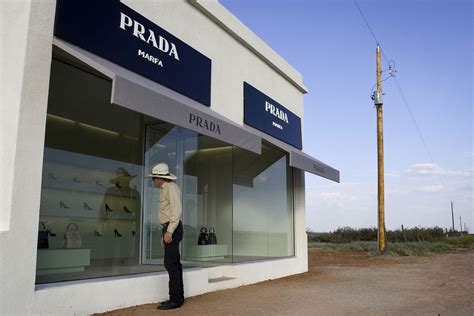 negozio prada nel deserto|Prada Marfa, la boutique.